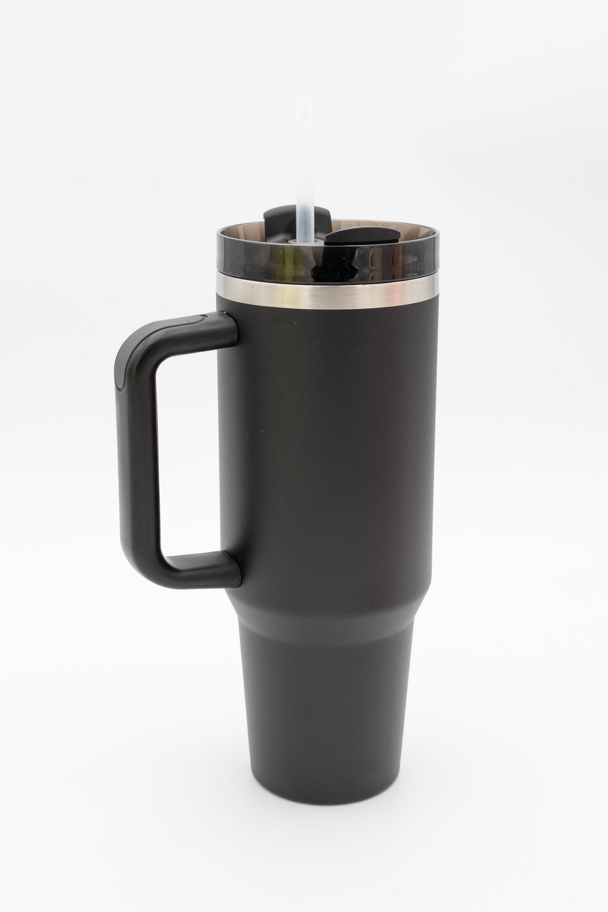 Termo de acero inoxidable color negro mate con asa y tapa de cierre hermético.