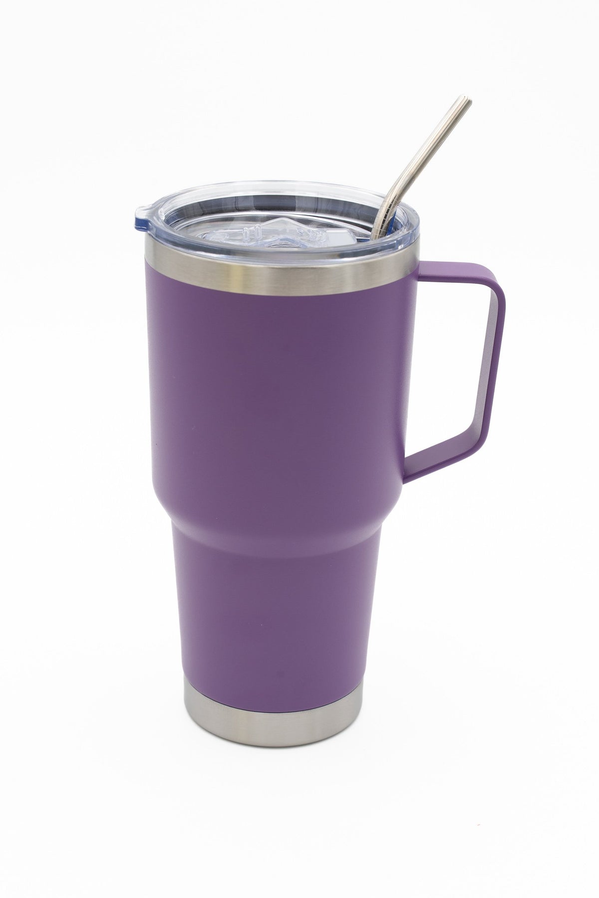 Gobelet isotherme violet avec anse et paille métallique dans un couvercle transparent