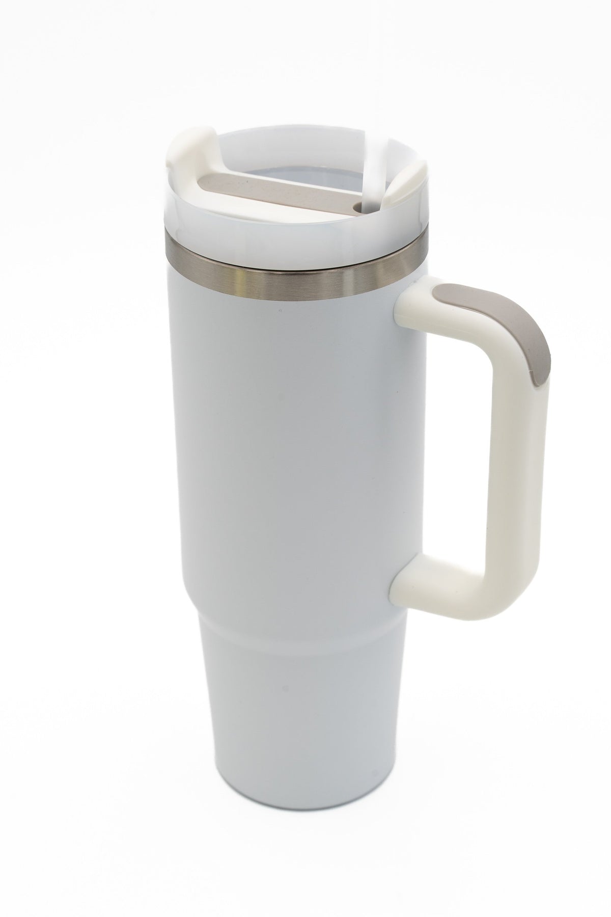 Gobelet isotherme blanc avec anse ergonomique et couvercle doté d’une ouverture pour paille