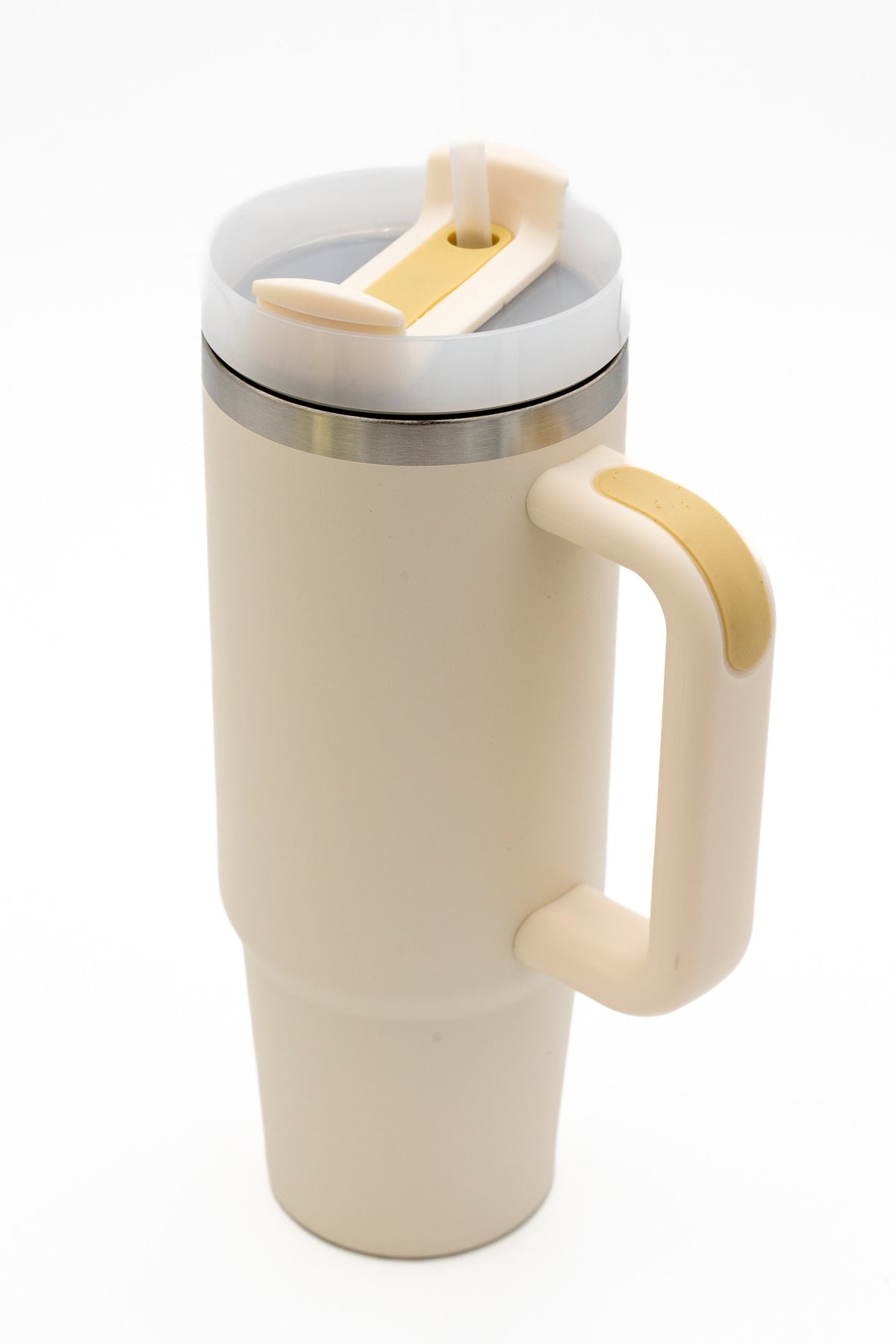 Mug isotherme crème avec anse et couvercle à fermeture moutarde