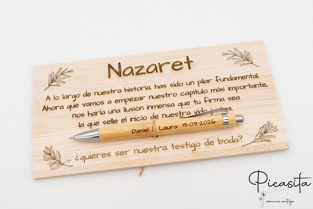 Plaque de contreplaqué gravée au laser avec le prénom Nazaret et un stylo en bambou