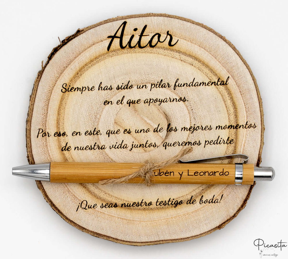 Image d’une plaque en bois personnalisée pour témoin de mariage.