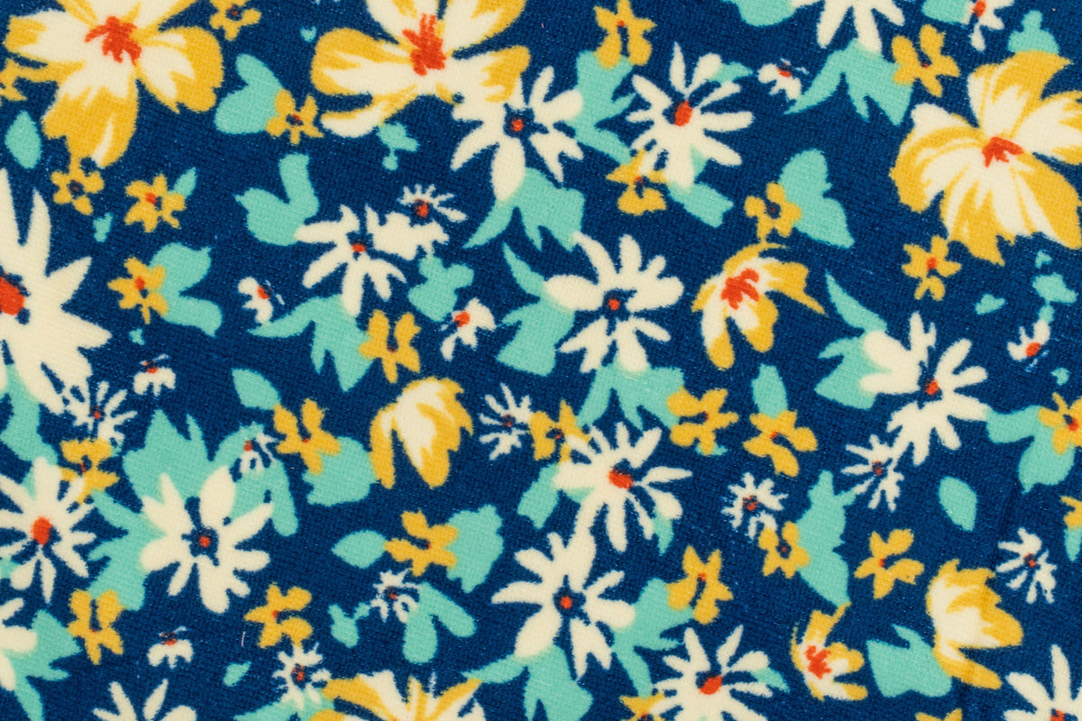 Gros plan d'une serviette bleu marine à fleurs blanches et jaunes