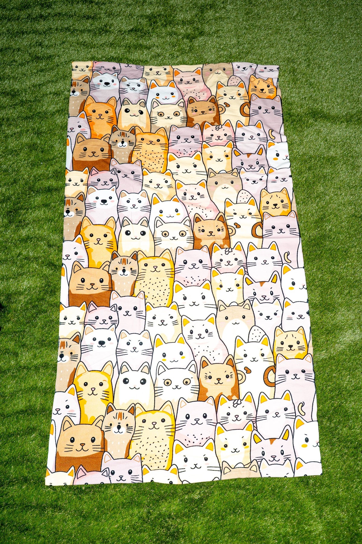 Serviette à motif de chats dans des tons terre, beige et blanc sur fond clair