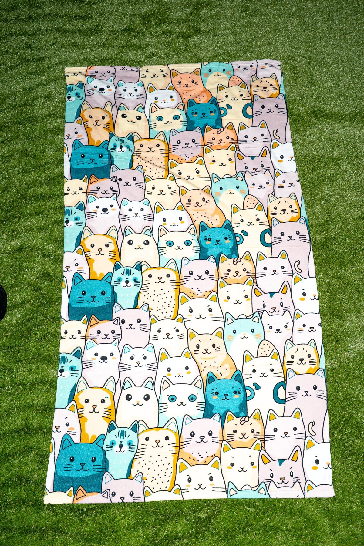 Serviette imprimée de chatons colorés, notamment turquoise et jaunes