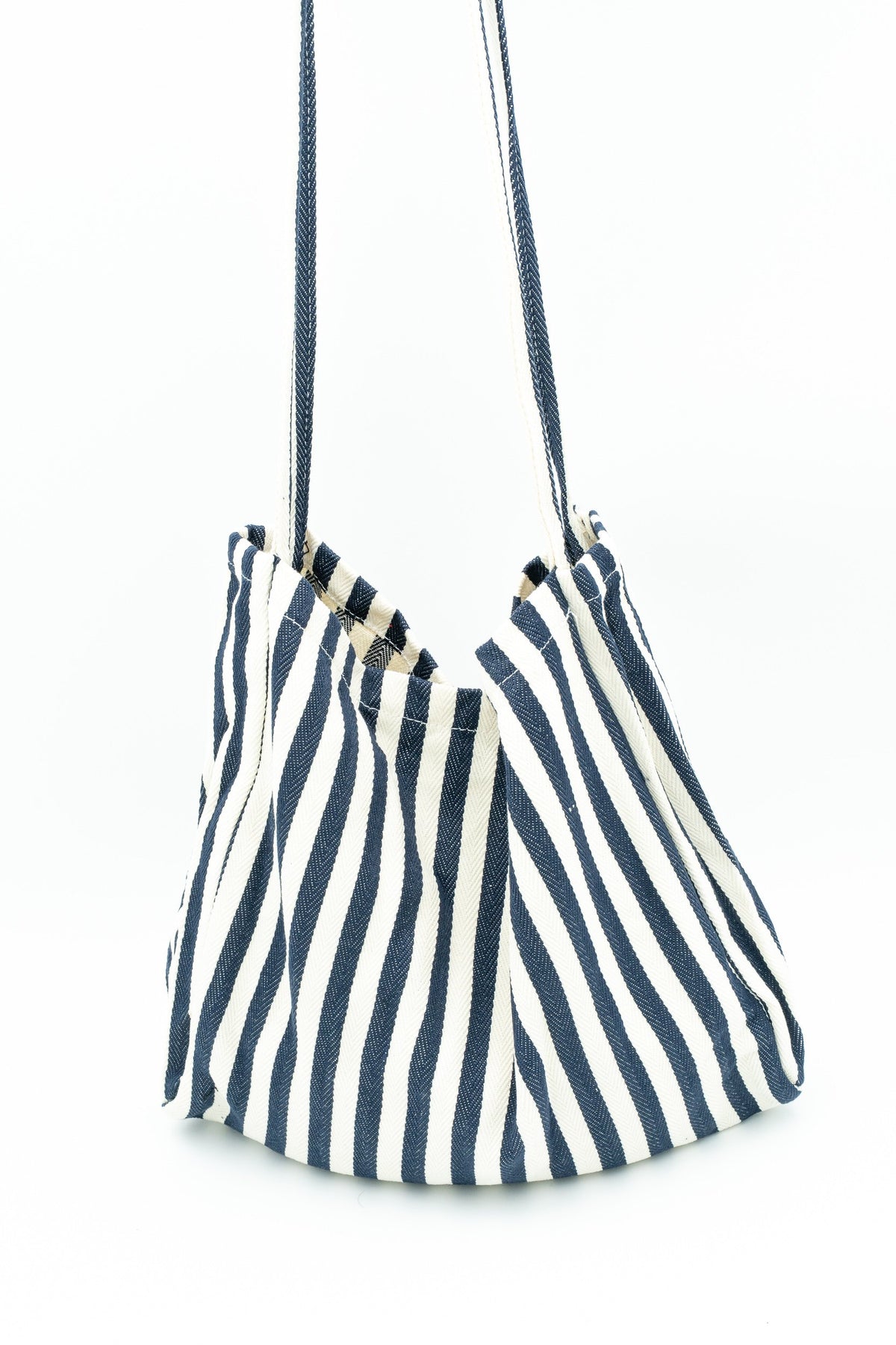 Sac en coton à rayures bleu marine et blanches vu de côté