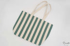 Vista frontal de un bolso de algodón personalizado con rayas verdes y crema.
