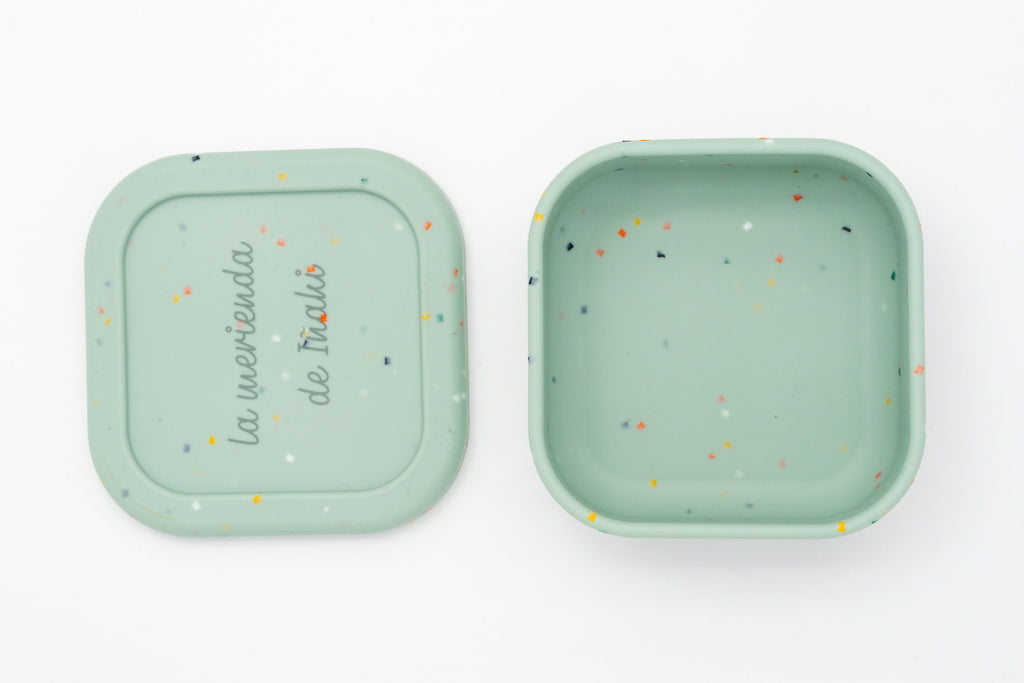 Tupper verde con chispitas abierto junto a su tapa personalizada