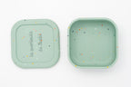 Tupper verde con chispitas abierto junto a su tapa personalizada