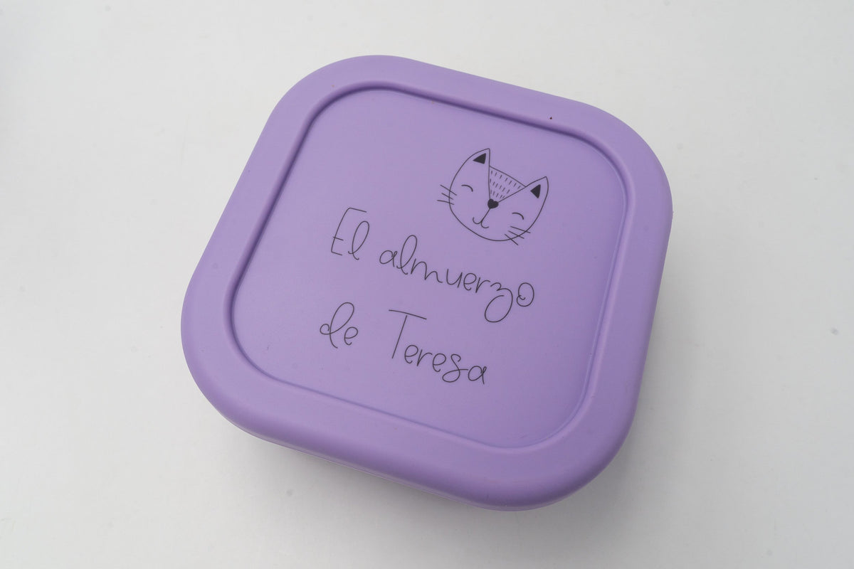 Boîte moyenne lilas avec la phrase « Le déjeuner de Teresa » et un petit chat gravés sur le couvercle