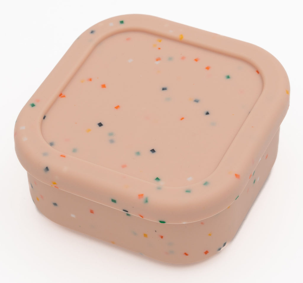 Tupper rosa con chispitas cerrado