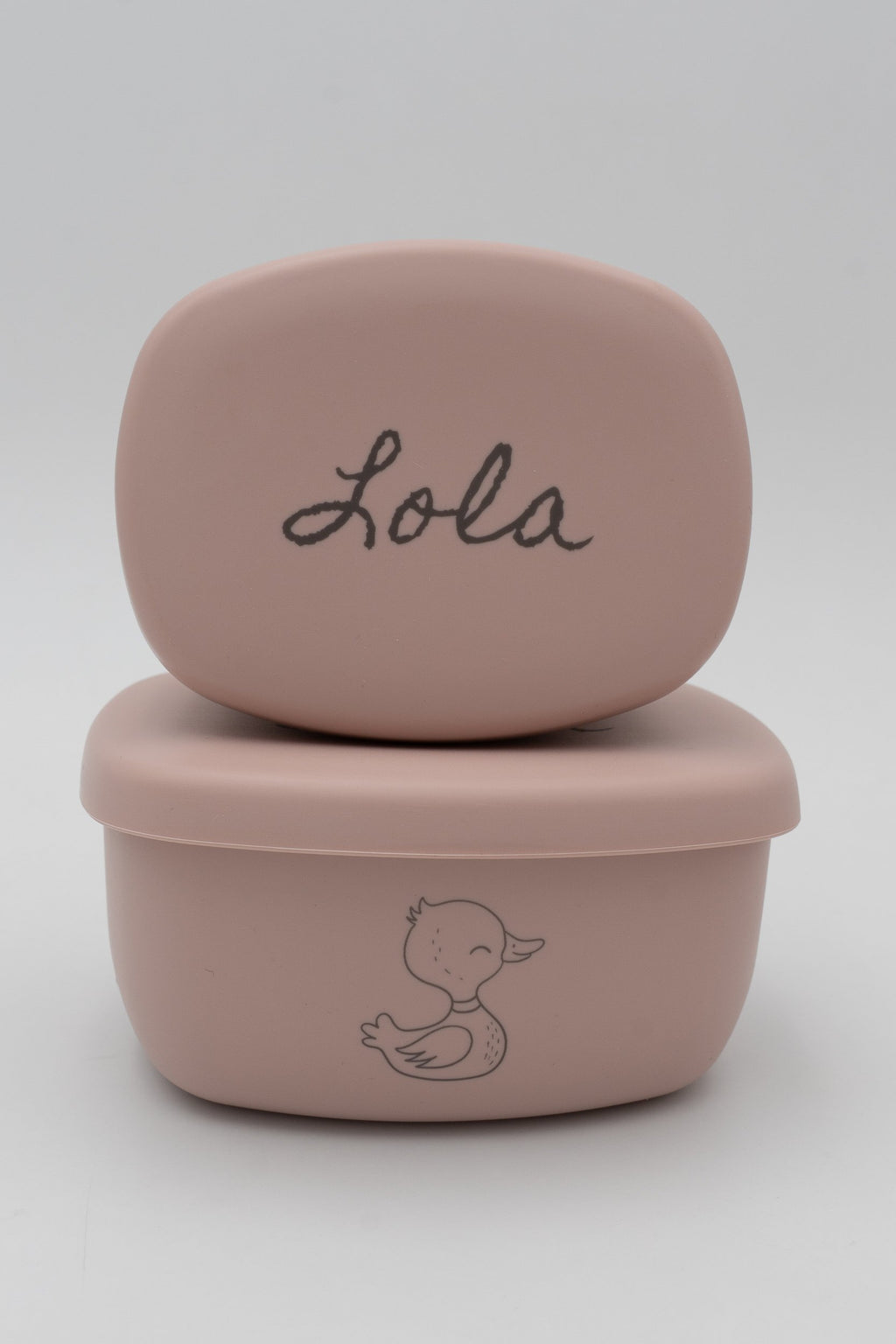 Deux boîtes roses empilées avec le prénom Lola et un canard