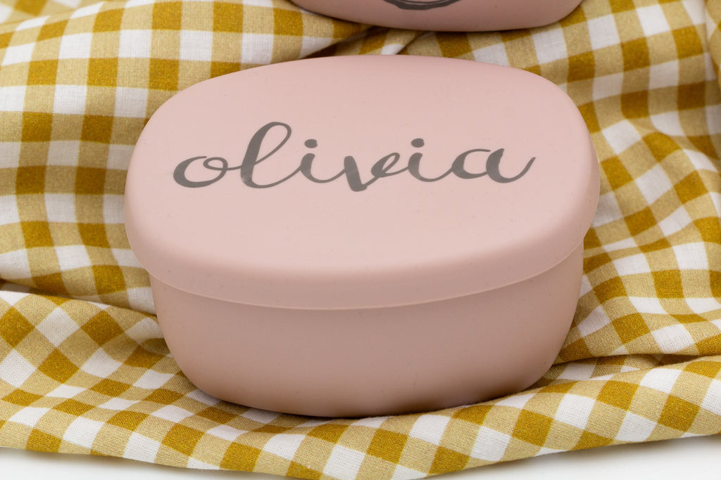Boîte rose avec prénom gravé sur le couvercle