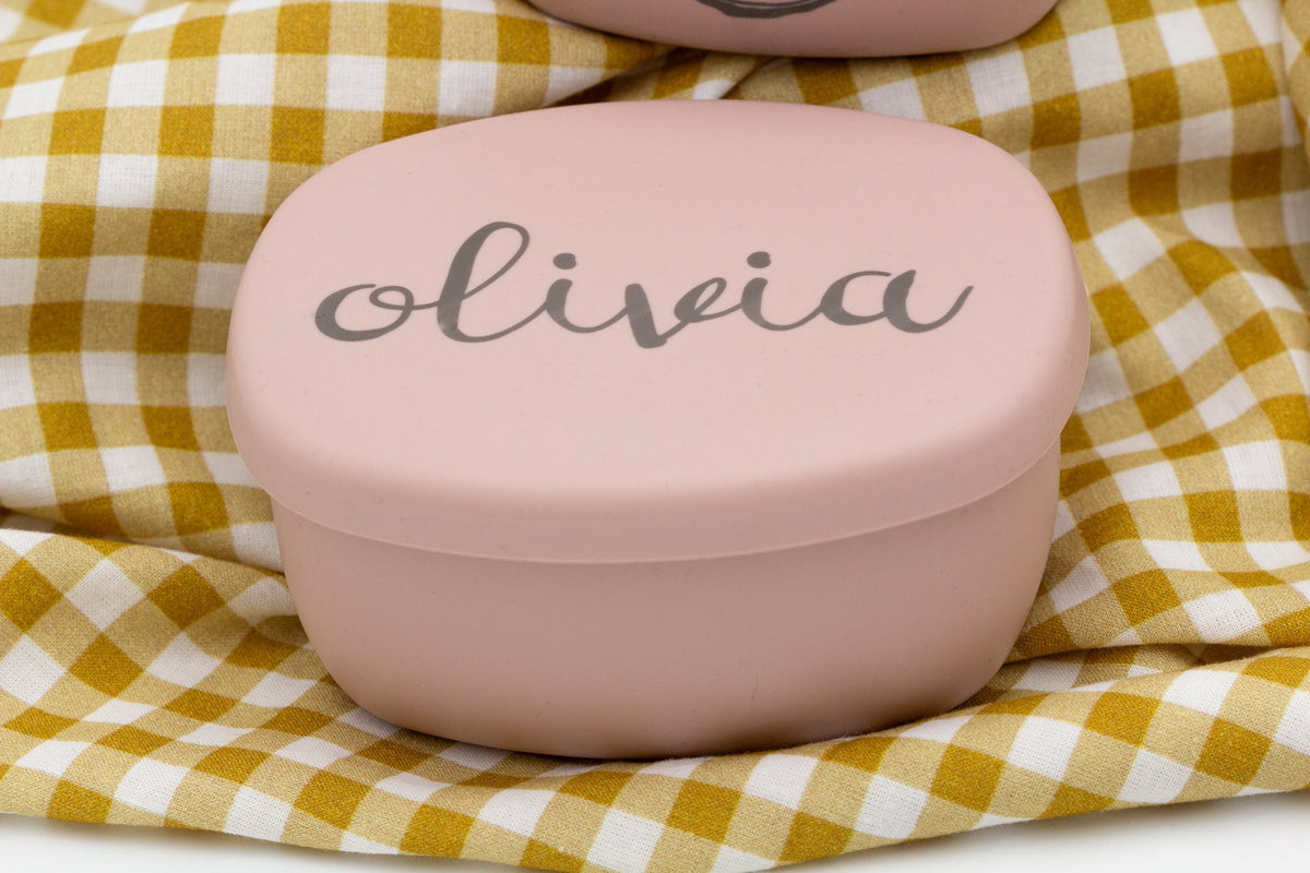 Boîte rose avec prénom gravé sur le couvercle