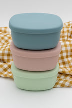 Boîtes alimentaires en silicone empilées, bleu-gris, rose et vert clair