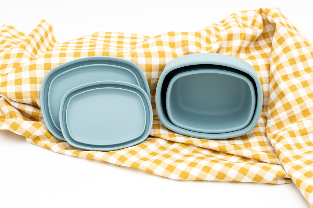 Intérieur de deux boîtes alimentaires bleu-gris avec leurs couvercles en silicone
