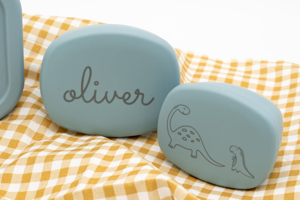Couvercles bleu-gris avec prénom et dinosaure