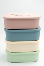 Boîtes repas XL empilées en rose, bleu, crème et vert