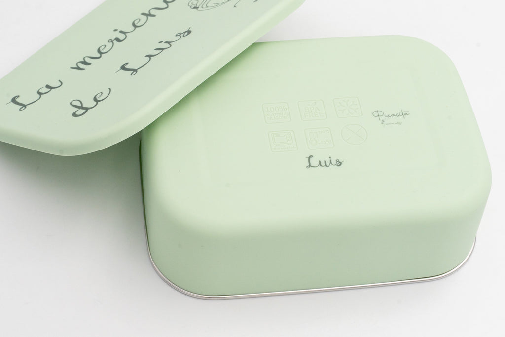Detalle de tupper XL verde claro personalizado con frase y nombre