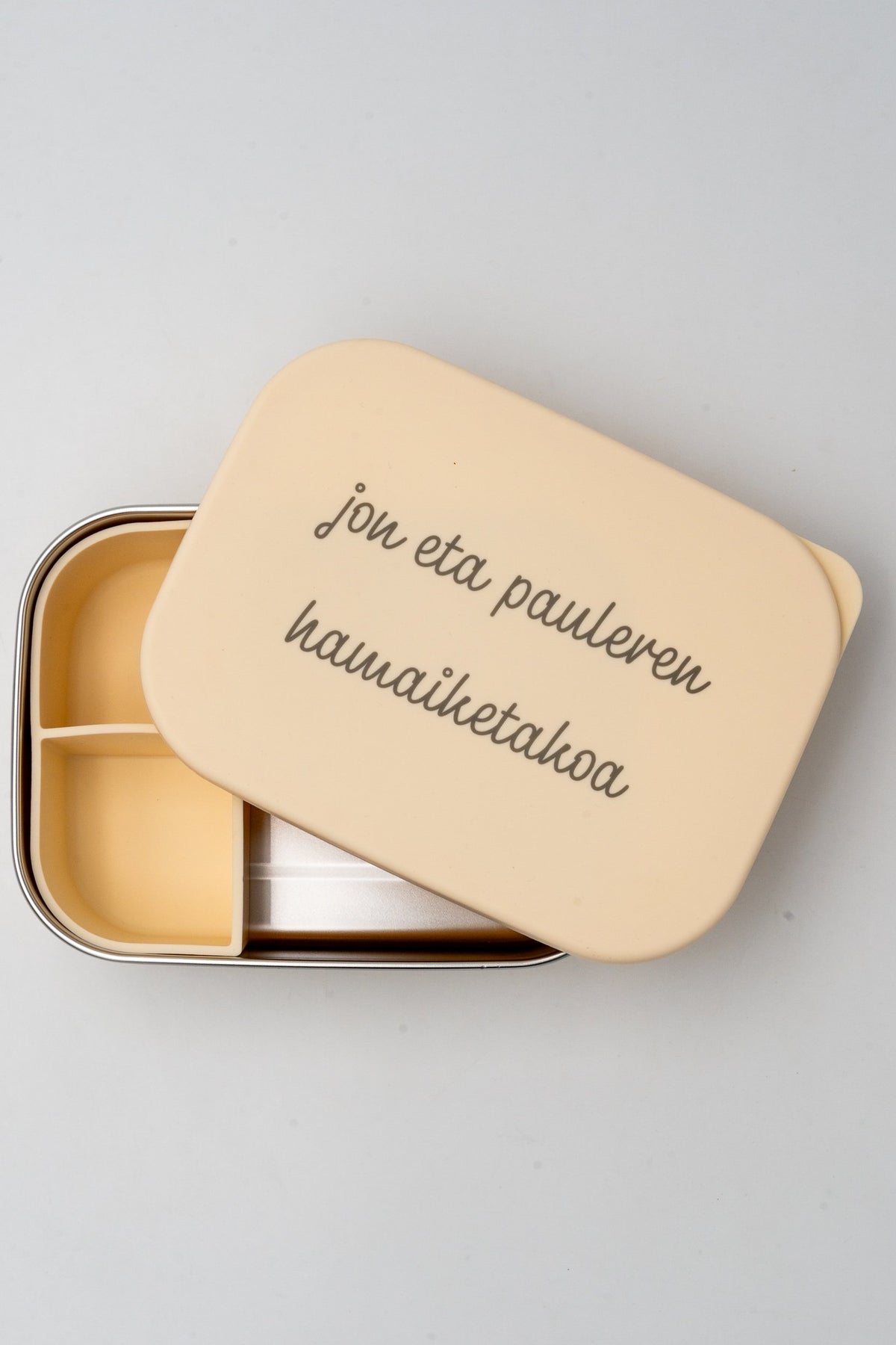 Lunch box XL en inox crème avec le couvercle gravé d'une phrase en basque