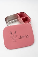 Lunch box XL en inox rose foncé avec le prénom Jara et un petit lapin gravés sur le couvercle