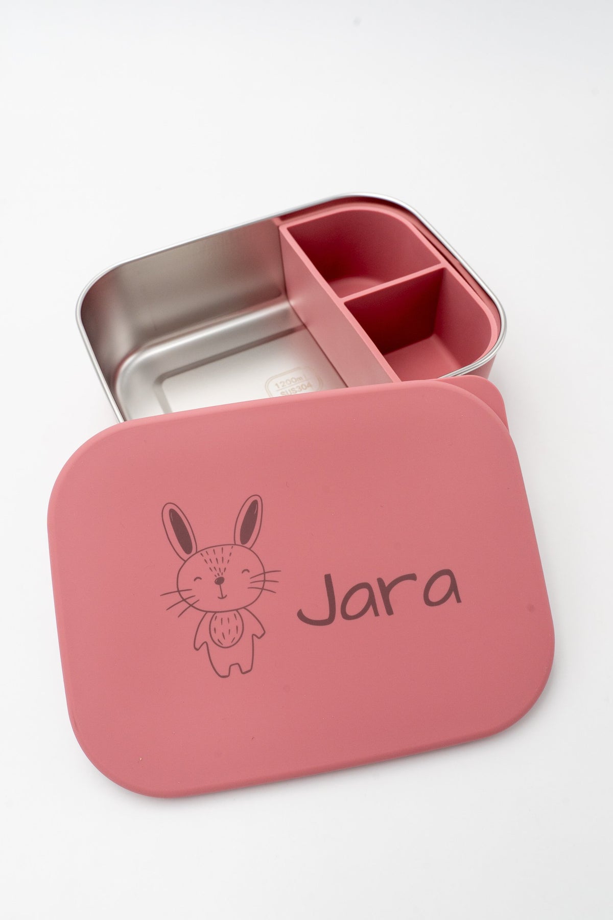 Lunch box XL en inox rose foncé avec le prénom Jara et un petit lapin gravés sur le couvercle